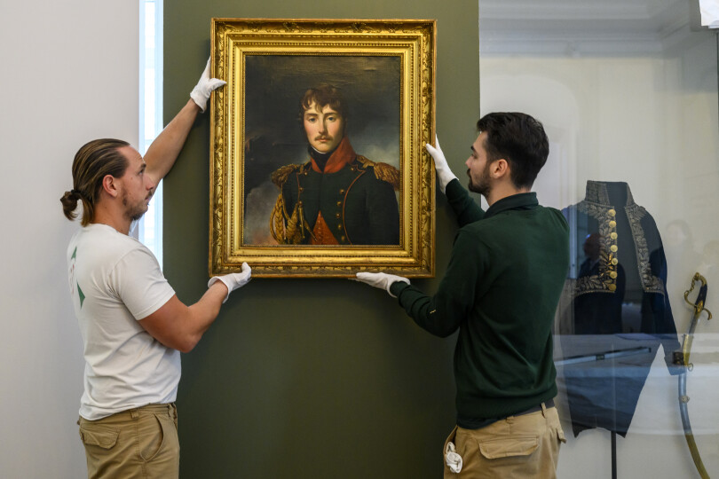 Le portrait d’"Eugène de Beauharnais en petit uniforme de colonel des chasseurs à cheval de la garde consulaire", œuvre de François Gérard, est en phase d’accrochage.